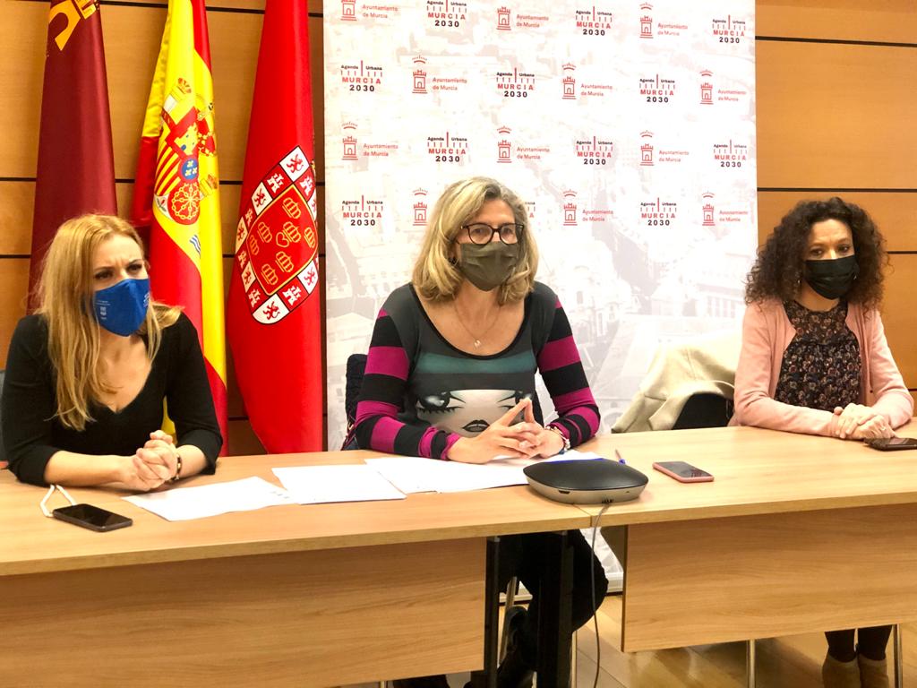 Murcia2030's tweet photo. Hoy se ha celebrado la segunda #ÁgoraVirtual sobre la Estrategia de #EconomíaCircular del @AytoMurcia a la cual ha acudido la concejala de Agenda Urbana y Gobierno Abierto @MerBernabe. Esta fase de consulta ha centrado en analizar la Gestión de Residuos.
#AgendaUrbana2030 https://t.co/5XOIXVrPMD