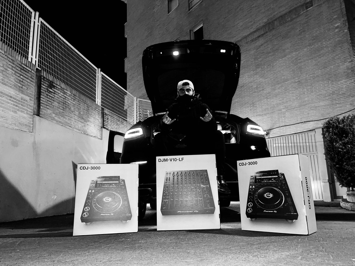 madridsonido's tweet photo. Felices de ver a gente feliz :) El artista Parsa ya tiene juguetitos nuevos! Gracias por la confianza y ahora a disfrutar https://t.co/zhh66z7oIQ