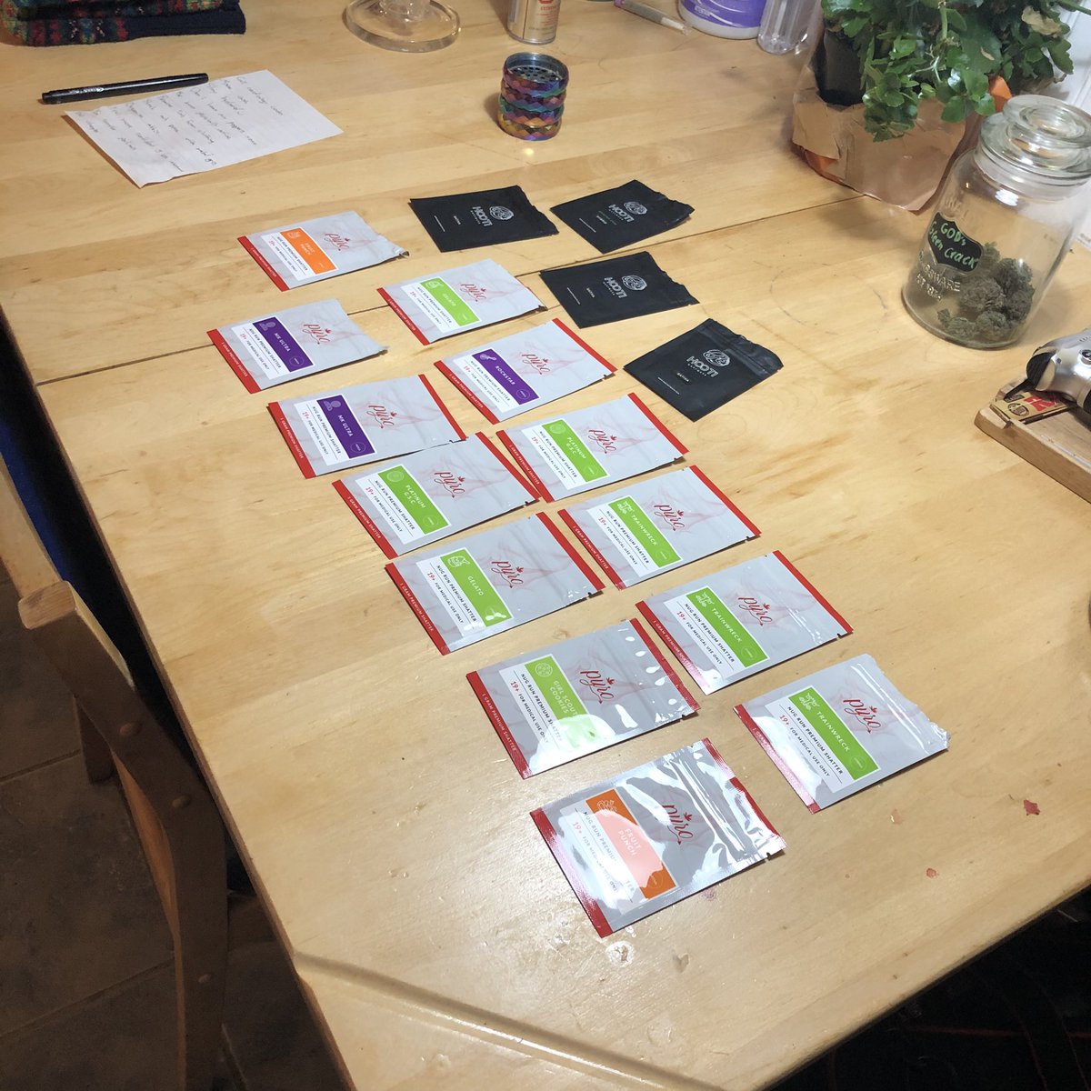 toker_tommy's tweet photo. What strain should I choose? ๐คฃ๐คฃ๐คฃ๐๐ Gotta love concentratesโผ๏ธ๐ #PyroExtracts #HootiExtracts https://t.co/q64DumT8jE