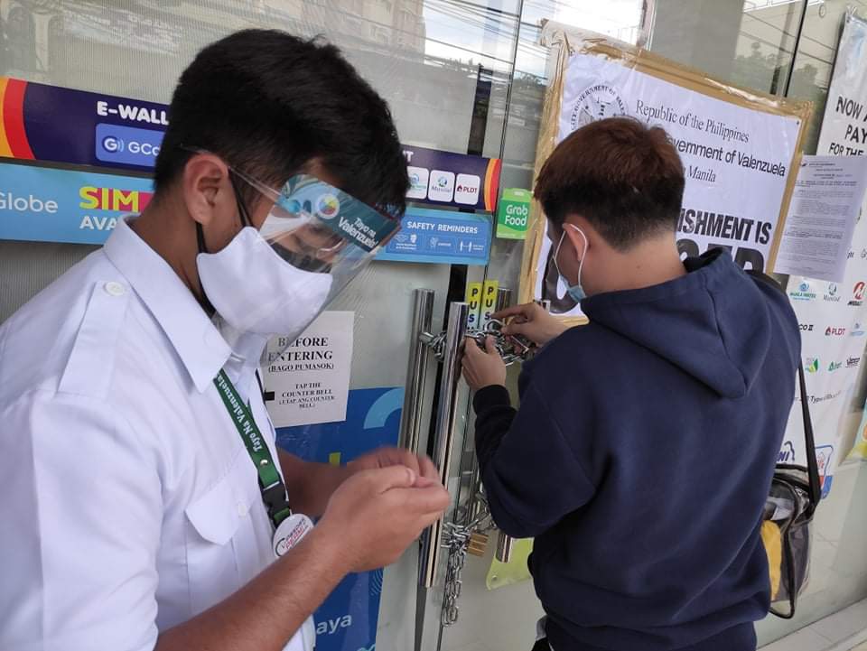 valenzuelacity's tweet photo. LOOK: The City Government of Valenzuela, through the City Business Inpsection and Audit Team, orders the closure of 7-11 Bagbaguin branch and Ministop Paso de Blas store for failing to implement the QR code contact tracing system #ValTrace and health protocols in their stores. https://t.co/GSt8pSmGFH