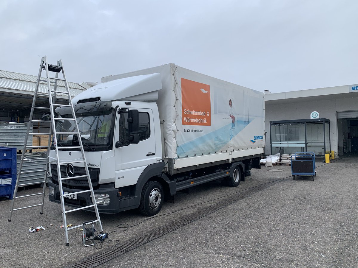 BehnckeGmbH's tweet photo. Aus alt mach neu! Stolz präsentieren wir unseren brandneuen Lieferwagen. Er glänzt mit unserem "neuen" Key Visual. Der alte LKW hat treue Dienste geleistet, darf aber jetzt in den Ruhestand :)

#BEHNCKE #wasseraufbereitung #LIEFERWAGEN https://t.co/PTCesBT4jJ