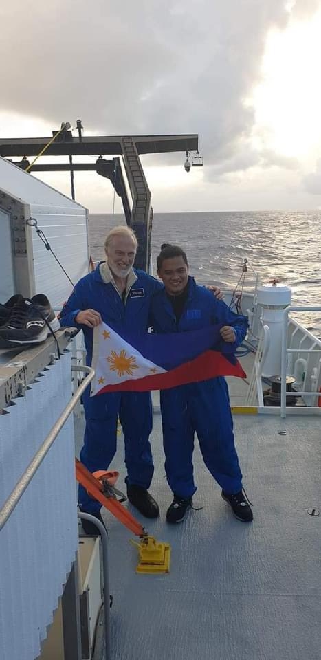interaksyon's tweet photo. LOOK: DSV Limiting Factor is back on the  surface! #IntoTheEmdenDeep

Dr. Deo Florence Onda (@savedeocean)  and Victor Vescovo successfully ascended from the Emden Deep 🇵🇭 | via @rosette_adel

📷: DSSV Pressure Drop via @up_msi https://t.co/W7POBZXMPi
