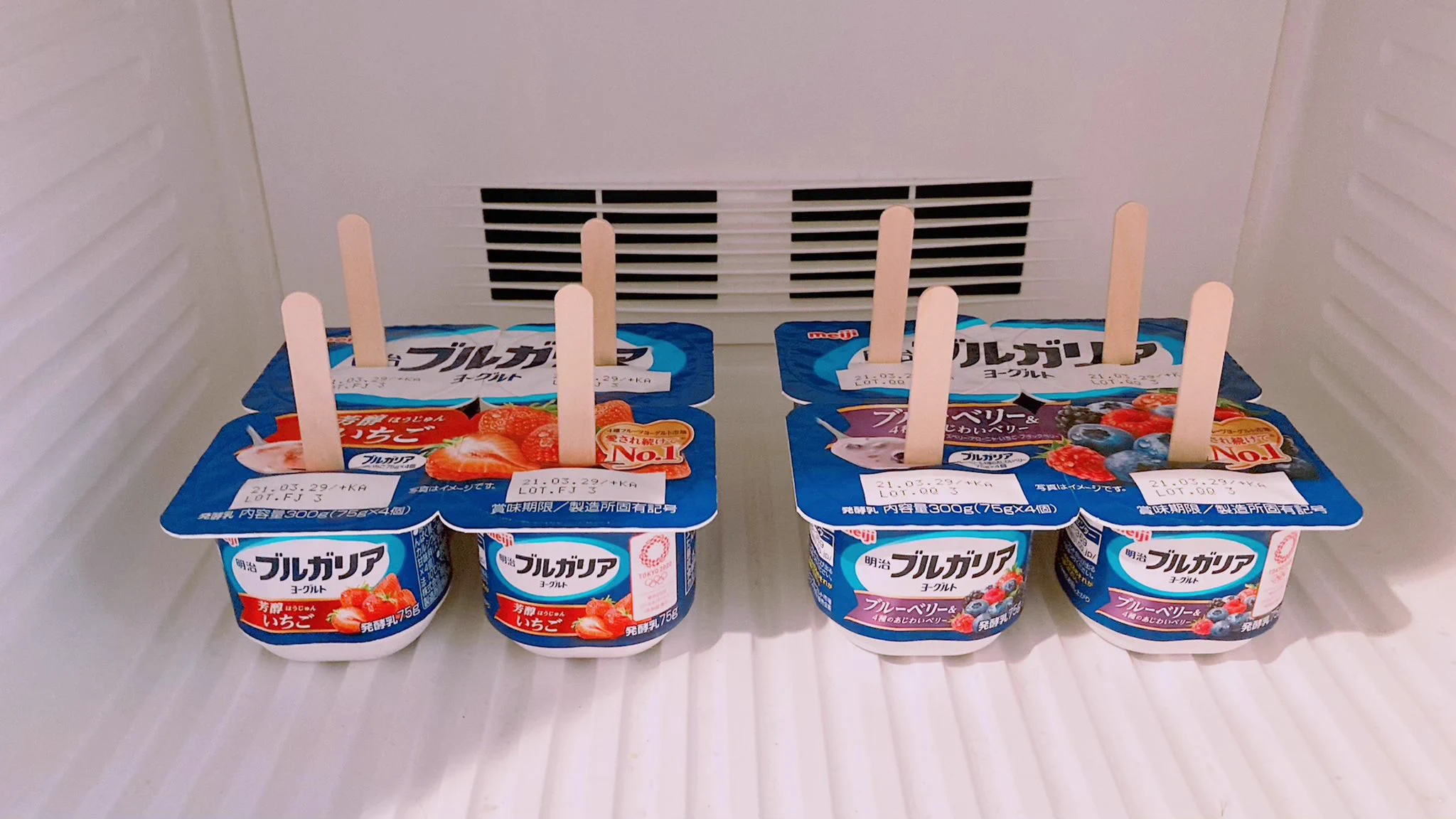 お好みのヨーグルトにアイスの棒を指して、冷凍庫に入れておくだけで・・・！