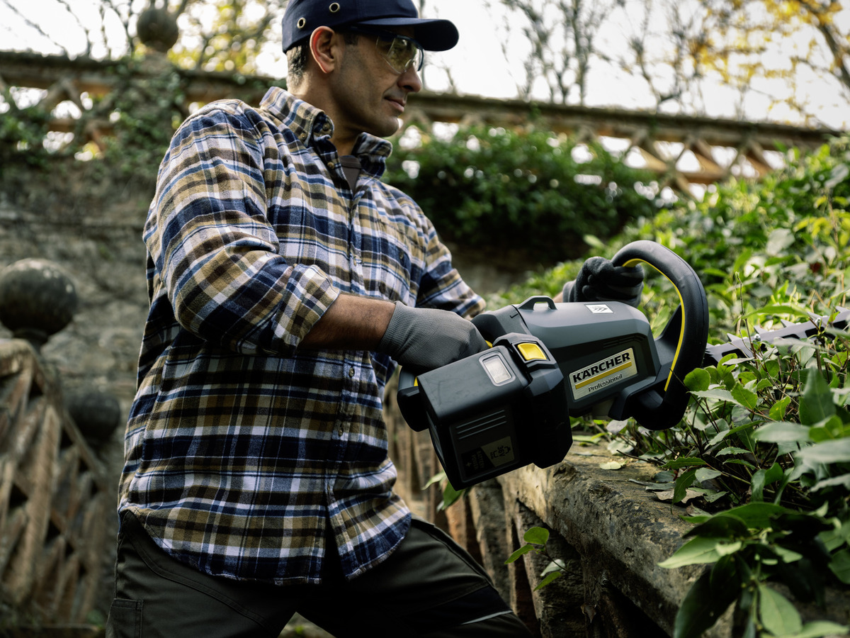 KarcherRwanda's tweet photo. @KarcherRwanda 
The battery-powered HT650/36Bp hedge trimmer is highly ergonomic and sits perfectly in your hand, has a rotatable grip to be easy on the joints, and creates impressively precise, clean cuts. https://t.co/g8o5IFVkYw