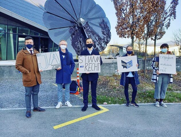 glp_rheinfelden's tweet photo. Begrüssung heute in für alle ParlamentarierInnen durch AktivistInnen fürs Stimmrechtsalter16. Wie wird der Grosse Rat heute entscheiden?
@gionreto @jglpaargau @glp_ag @bea_bieber_glp 
#demokratie #stimmrechtsalter16 #GRAG https://t.co/ZqVrGbnBD0