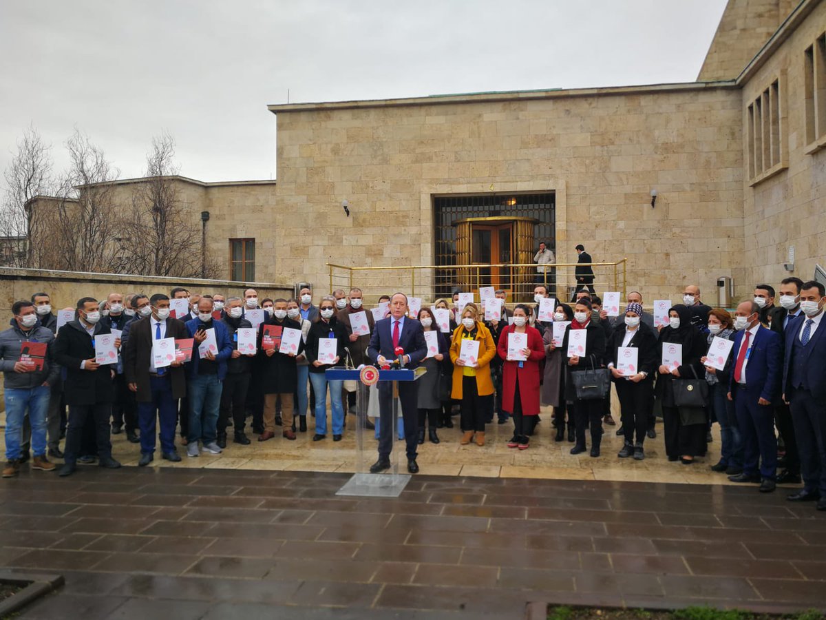 Akif_Hamzacebi's tweet photo. Ekonomik krizler, Devletin ödeme yapmaması, konkordato ilanı gibi nedenlerle çeklerini ödeyemediği için hapse girme tehlikesiyle karşı karşıya olan esnafımız bugün TBMM’deydi. Birlikte basın toplantısı yaptık. Çekte hapis cezası kalkmalı. https://t.co/hhl5PhU2Wv