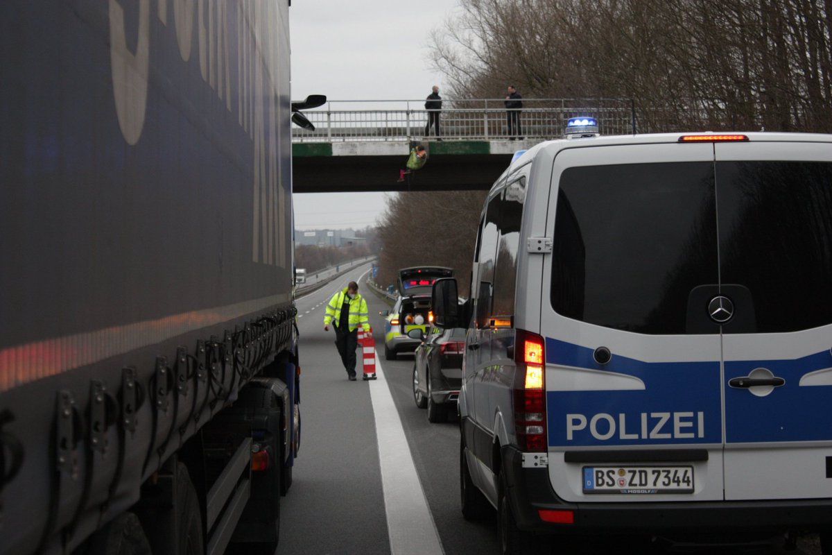 keinea49's tweet photo. Today the highway A39 was blocked.

Die die glauben, dass der Danni das Ende war, irren gewaltig. Wir hören erst auf, wenn kein weiterer Meter Autobahn mehr gebaut wird und jeder Wald, jede Wiese und jeder Acker statt Asphalt bleibt. #DanniVive!

#waldstattasphalt #keineA39 https://t.co/WDdODyZiqM