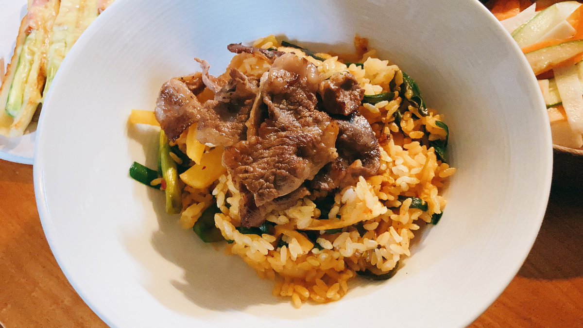 Ryosuke Fujisawa これがキムタク丼の正体だッ ドンッ キムタク丼のキムタク抜きで 丼だけー つまり タクアンとキムチで炊いたお米に牛肉を盛り付けました これは美味しい レギュラーメニュー入り決定です あいこめし