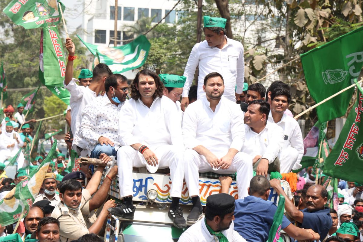 RJDforIndia's tweet photo. ना हम झुके हैं,
ना हम रुके हैं,
ऐ तानाशाह
तू थोड़ी और हैसियत दिखा
तुझसे, तेरी सनक से लड़कर
हम आज और ऊपर उठे हैं!

@yadavtejashwi 
@TejYadav14 
@JPNYadav 
@abarisiddiqui 
@activistritu 
@qarisohaibrjd
@sshaktisinghydv
@VijayPrakashJam 
@sanjuydv 
@Arunrjd https://t.co/Rx49GDR3fH
