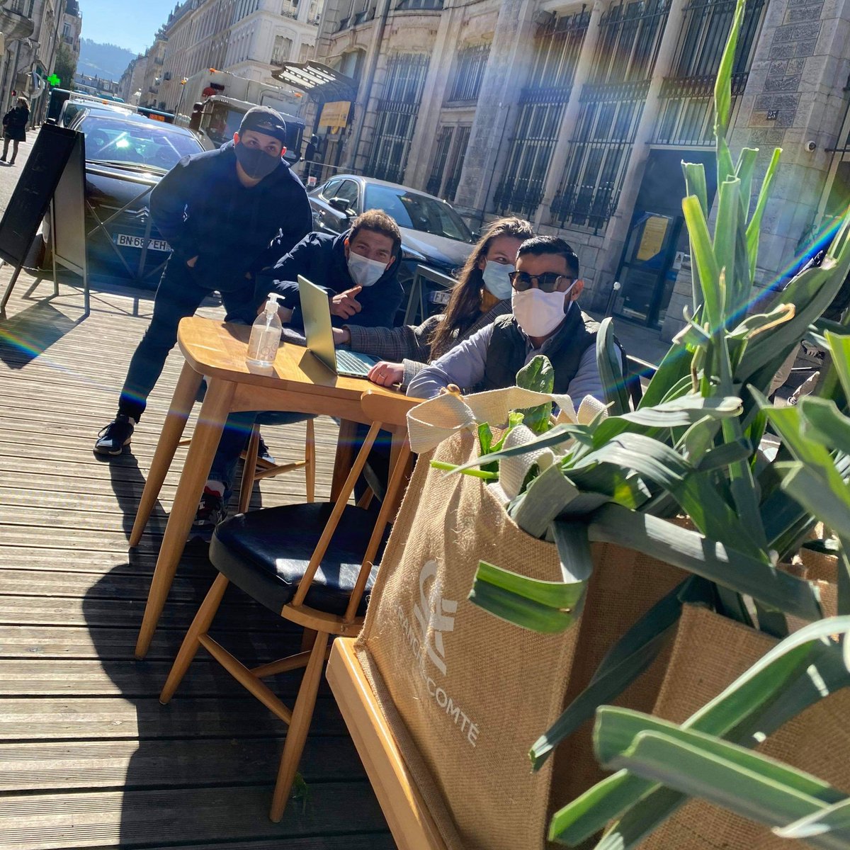 BAF_officiel's tweet photo. 2 fois par mois, nous sommes présents au #centreville de #Besancon et sur le #Campus de la #Bouloie pour la #distribution de #PaniersdeLégumes aux #étudiants 🥬🍊🍠

C'est environ 400 #PDL qui sont régulièrement commandés auprès de la #BAF

#icicestbesac #les3b #BoosteurdeBonheur https://t.co/JfrJXXvpu0