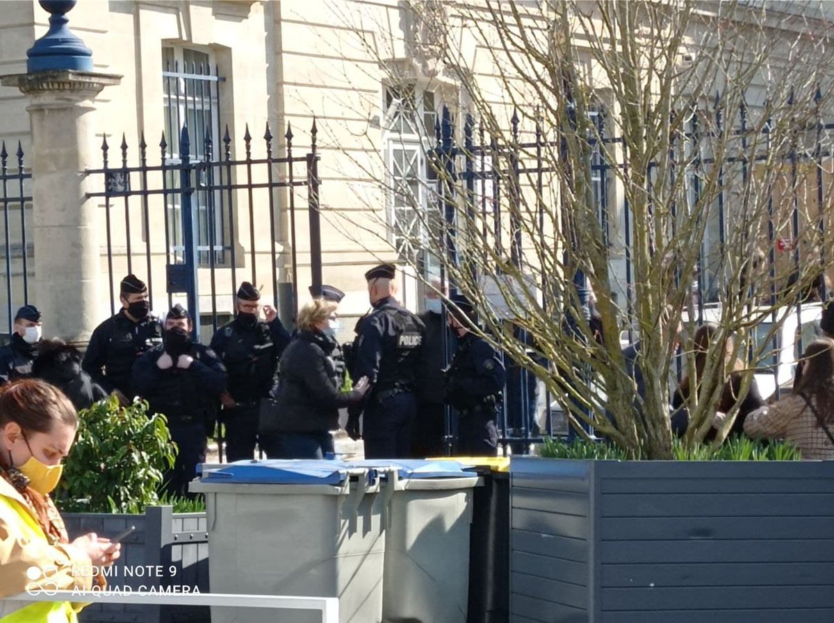 AnvCop21's tweet photo. DÉBUT DE L'AUDIENCE -👨‍🦰Gaspard, 19 ans, aujourd'hui en procès à #Amiens pour avoir décroché le portrait de Macron, vient d'entrer au Tribunal. 

⤵️⤵️ Dérouler le thread pour suivre le déroulé de l'audience 

#DecrochonsMacron https://t.co/NTsRuGZ1oq