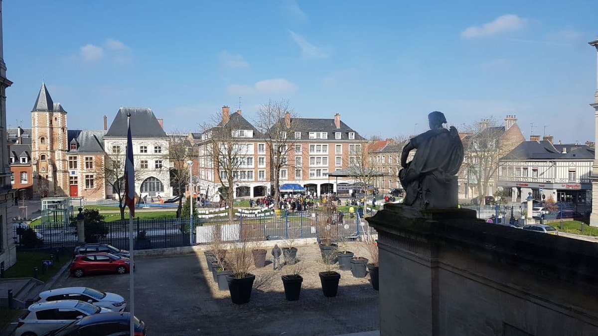 AnvCop21's tweet photo. DÉBUT DE L'AUDIENCE -👨‍🦰Gaspard, 19 ans, aujourd'hui en procès à #Amiens pour avoir décroché le portrait de Macron, vient d'entrer au Tribunal. 

⤵️⤵️ Dérouler le thread pour suivre le déroulé de l'audience 

#DecrochonsMacron https://t.co/NTsRuGZ1oq