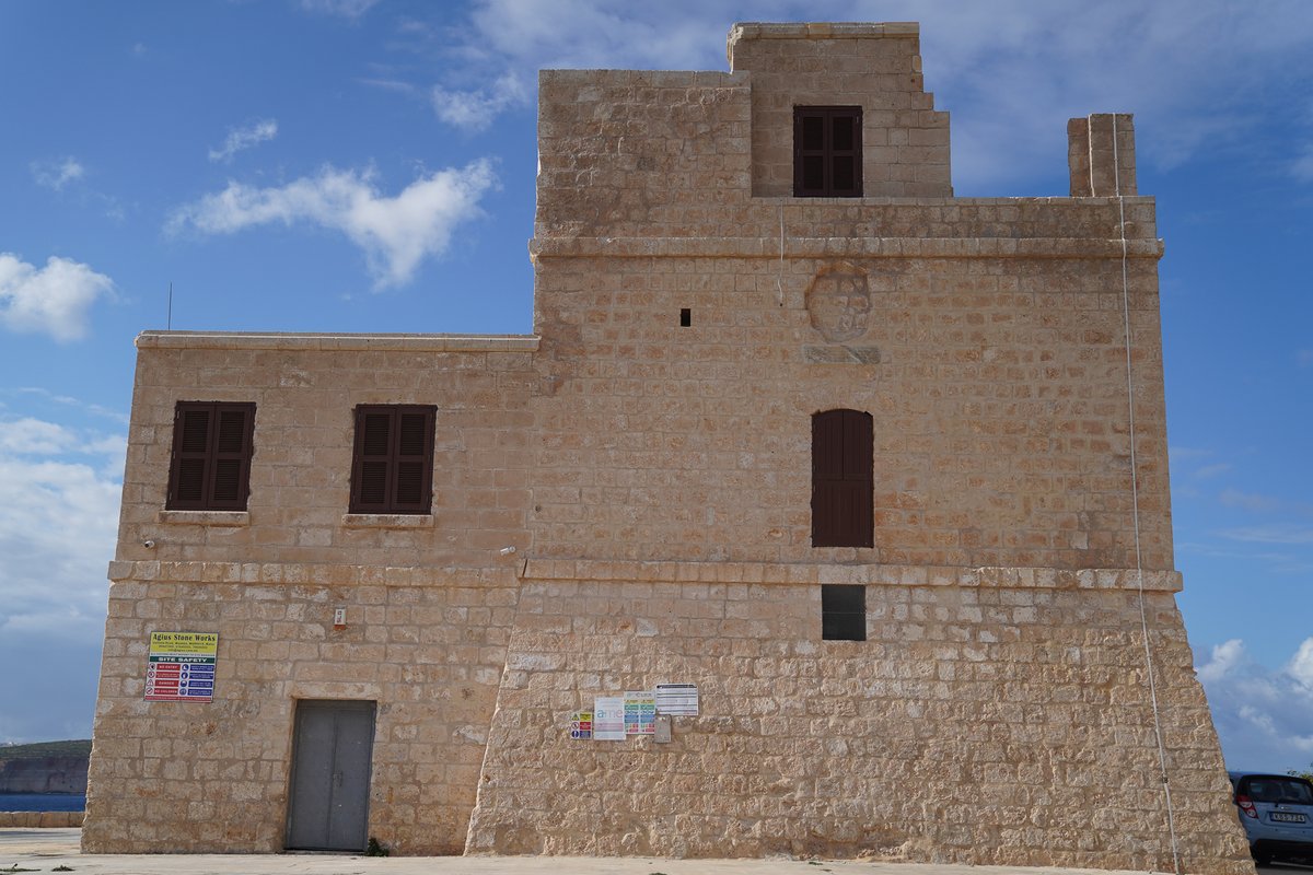 Il-Ministru għat-Turiżmu u Protezzjoni tal-Konsumatur flimkien maċ-Chairman tal-Awtorità tat-Turiżmu ta' Malta, waqt l-inawgurazjoni ufficjali tar-restawr tal-Batterija Tat-Torri L-Abjad, L-Aħrax Tal-Mellieħa.