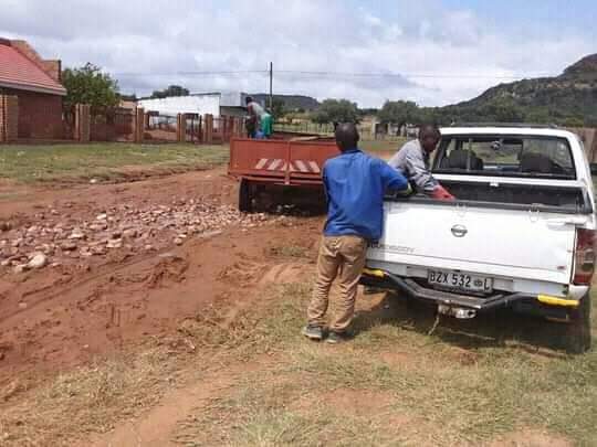TmofyaB's tweet photo. @BLOUBERGMUNICIP @EFFSouthAfrica. Due to lack of services from @BLOUBERGMUNICIP, the people of Madibeng "ward 4"in Ga-Mmalebogo have taken it upon themselves to fix infrastructures like roads and bridges as the people responsible have turned a blind eye to such in the community. https://t.co/W6NDq9pPuB