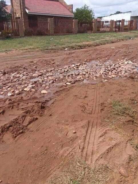 TmofyaB's tweet photo. @BLOUBERGMUNICIP @EFFSouthAfrica. Due to lack of services from @BLOUBERGMUNICIP, the people of Madibeng "ward 4"in Ga-Mmalebogo have taken it upon themselves to fix infrastructures like roads and bridges as the people responsible have turned a blind eye to such in the community. https://t.co/W6NDq9pPuB