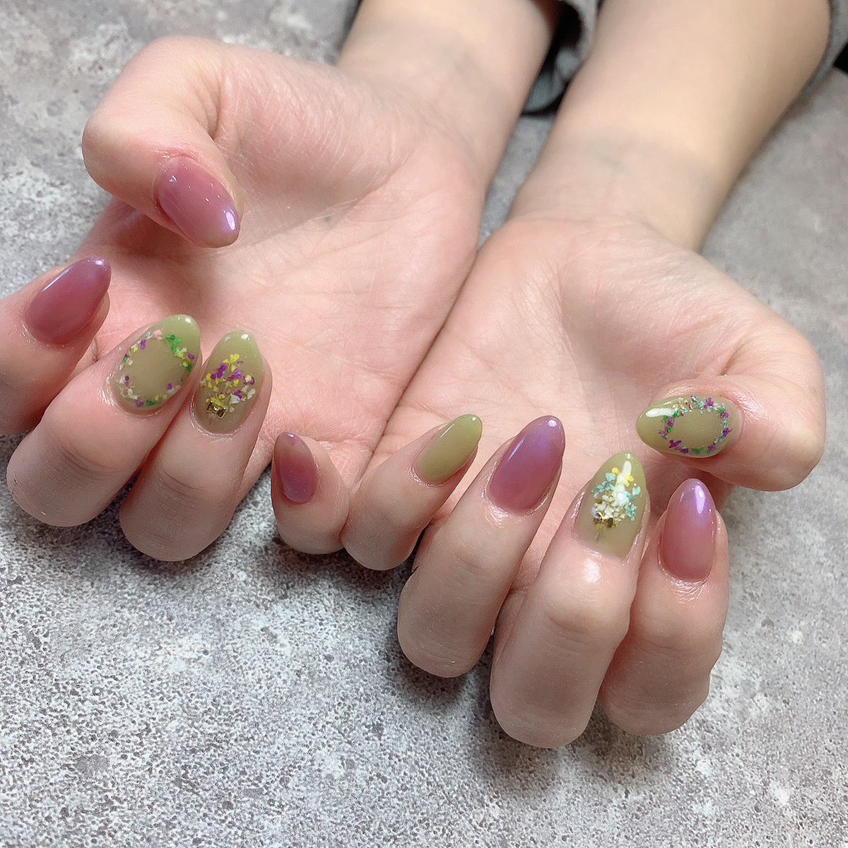 2227Ai's tweet photo. 今回も後輩ちゃんに
ネイルチェンジしてもらた〜☺️♡
春らしく押花ネイル💅🏼
レジ脇に売ってたまつ毛美容液買ってしもーた🤪♡
マツエクするお金ないから、自まつ毛育てることに勤しみます☺️笑
#キャンディーベース
#candybase
#自まつげ育てるぞ https://t.co/UshrTQwROz