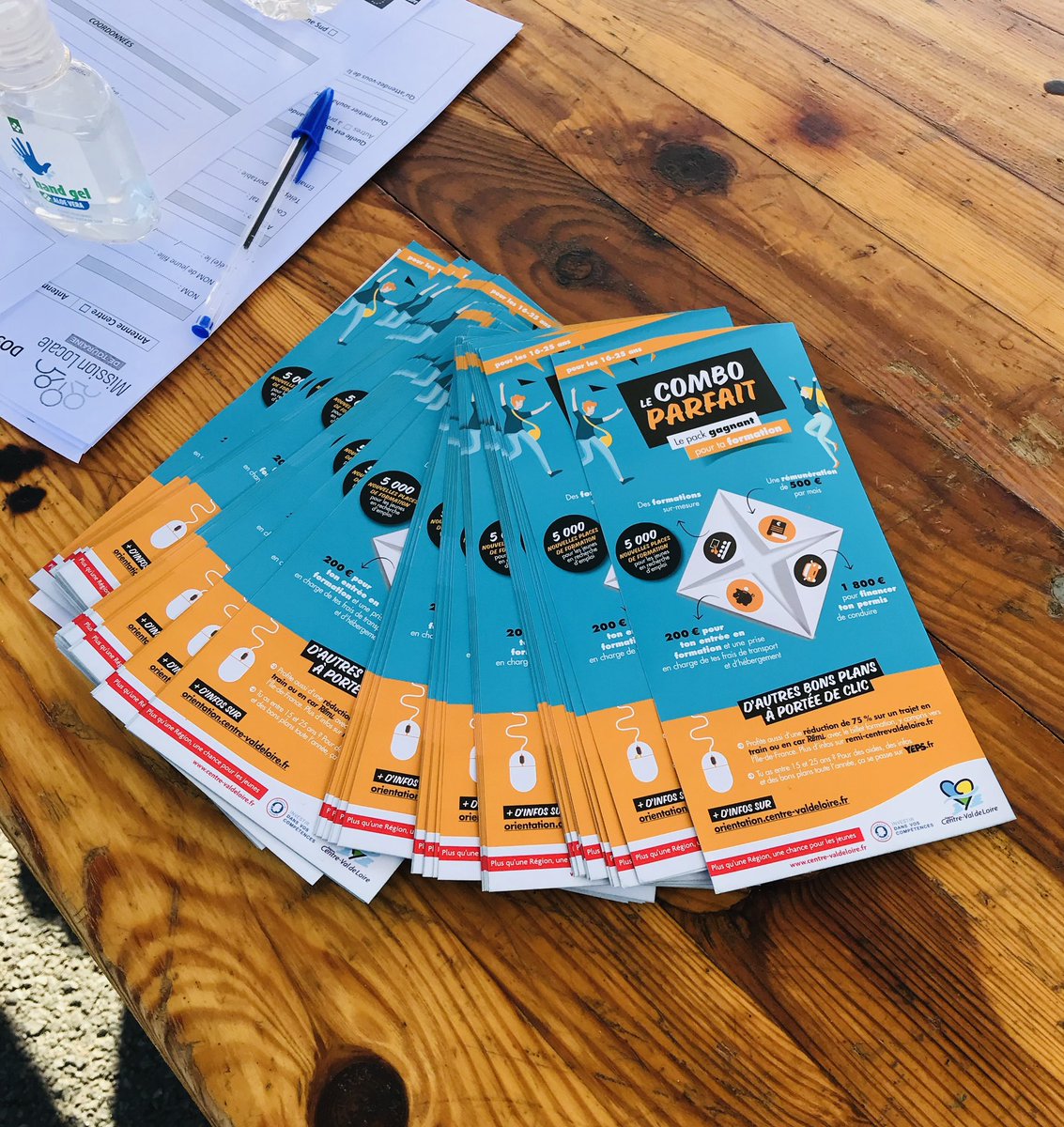 RCValdeLoire's tweet photo. #Orientation 🧭
👋 Visite @leklubextra en présence du Vice-Président de la Région : de nombreux partenaires présents dont la #MissionLocale qui assure la promotion du #ComboParfait 👌
Le quartier de la Rabière à #JouélèsTours (37) accueille le Klub pour 2 jours place Mandela 🎩 https://t.co/ghSHZvWl1i