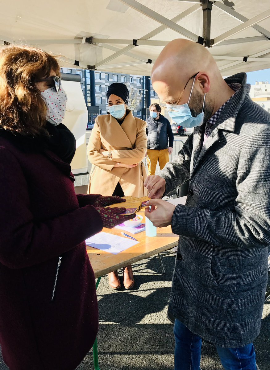 RCValdeLoire's tweet photo. #Orientation 🧭
👋 Visite @leklubextra en présence du Vice-Président de la Région : de nombreux partenaires présents dont la #MissionLocale qui assure la promotion du #ComboParfait 👌
Le quartier de la Rabière à #JouélèsTours (37) accueille le Klub pour 2 jours place Mandela 🎩 https://t.co/ghSHZvWl1i