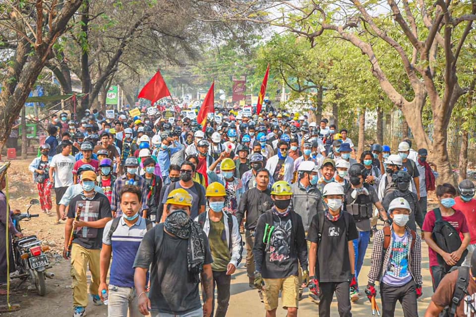 IrrawaddyNews's tweet photo. Thousands of residents in Sagaing Region’s Monywa defied ongoing lethal crackdowns against peaceful protesters and took to the streets to demonstrate against the military regime.
 
#WhatsHappeningInMyanmar https://t.co/Wk4L7hHvPy