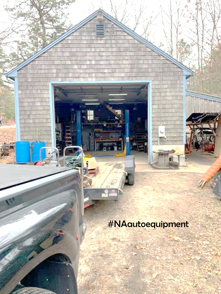 NAautoequipment's tweet photo. Our #autolift delivery &amp; #installationadventures continue. Call to schedule your #liftdelivery!  🏘️🚙👍
#2posttuesday #2postlift #twopostlift #homegarage #autoshop #garagegoals #garagemonkey #garageequipment #naautoequipment #deliveryadventures #liftinstallation #Universalift https://t.co/zuYWJN6BsW