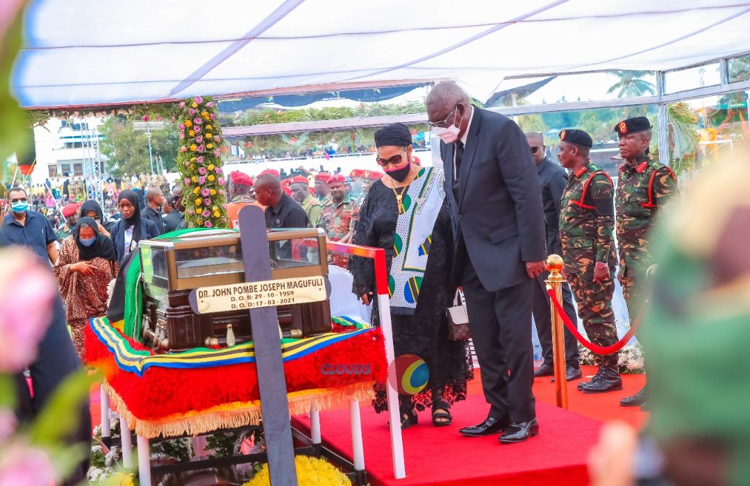 CloudsMediaLive's tweet photo. Utoaji heshima za mwisho kwa mwili wa Hayati Rais John Pombe Magufuli unaendelea uwanja wa Amaan, unaweza kufuatilia kupitia CloudsTV na:

YouTube >> https://t.co/pIgICCFSoG
Facebook >> https://t.co/eGYeAhIvc2 https://t.co/nSG1VXSYeX