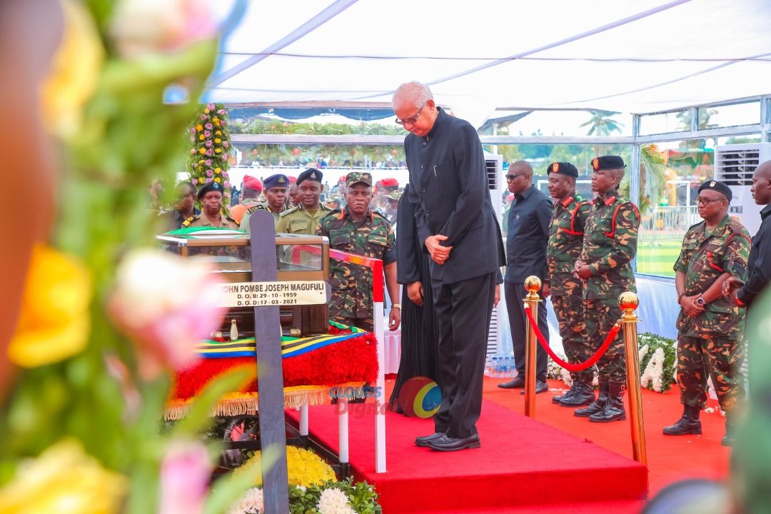 CloudsMediaLive's tweet photo. Utoaji heshima za mwisho kwa mwili wa Hayati Rais John Pombe Magufuli unaendelea uwanja wa Amaan, unaweza kufuatilia kupitia CloudsTV na:

YouTube >> https://t.co/pIgICCFSoG
Facebook >> https://t.co/eGYeAhIvc2 https://t.co/nSG1VXSYeX