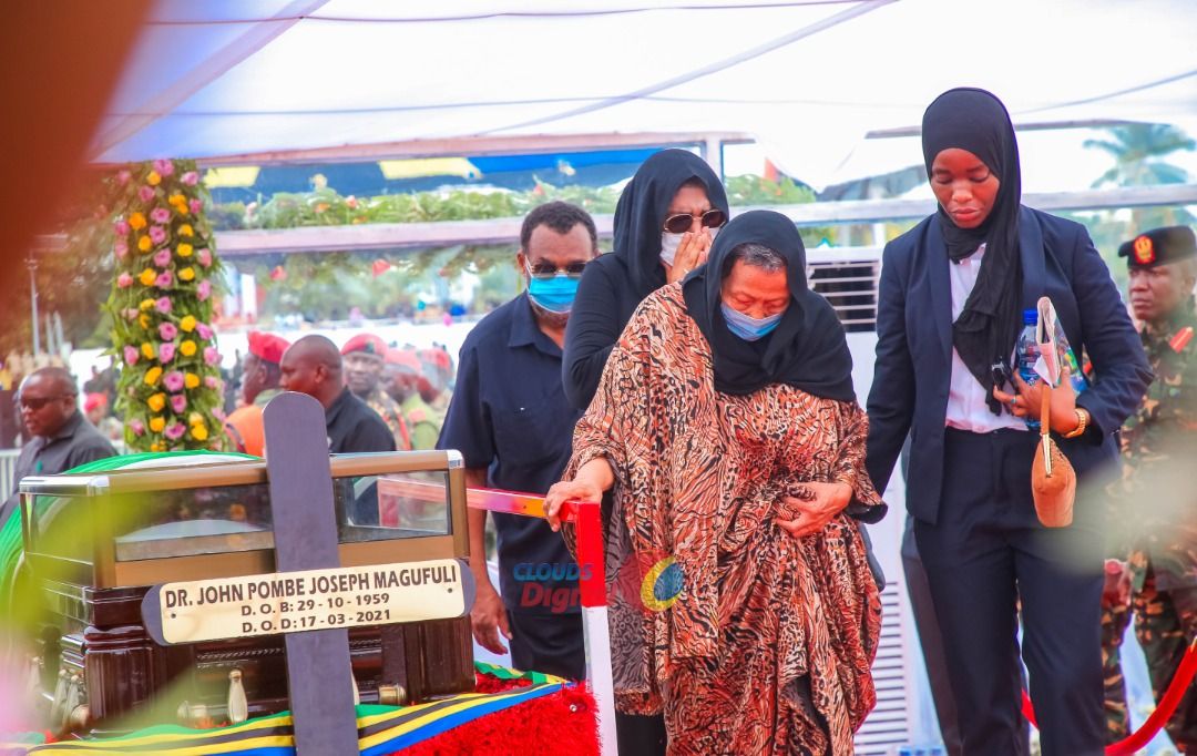 CloudsMediaLive's tweet photo. Utoaji heshima za mwisho kwa mwili wa Hayati Rais John Pombe Magufuli unaendelea uwanja wa Amaan, unaweza kufuatilia kupitia CloudsTV na:

YouTube >> https://t.co/pIgICCFSoG
Facebook >> https://t.co/eGYeAhIvc2 https://t.co/nSG1VXSYeX