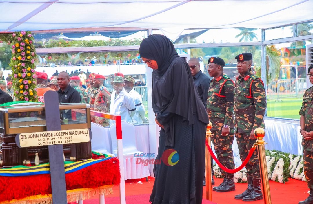 CloudsMediaLive's tweet photo. Utoaji heshima za mwisho kwa mwili wa Hayati Rais John Pombe Magufuli unaendelea uwanja wa Amaan, unaweza kufuatilia kupitia CloudsTV na:

YouTube >> https://t.co/pIgICCFSoG
Facebook >> https://t.co/eGYeAhIvc2 https://t.co/nSG1VXSYeX