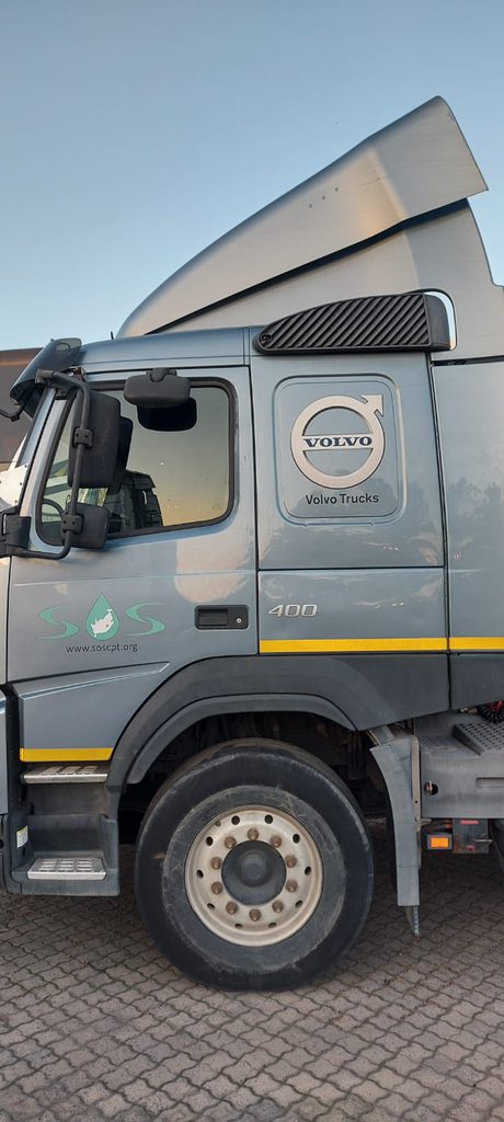 sos_cpt's tweet photo. The @VolvoTrucksSA beauties have arrived to the community they have and will serve 🙌🏽. #bloekombos #WaterOnWheels #waterwise #W12Programs @W12_Programs @towardecociv https://t.co/5w3PmOiXEB