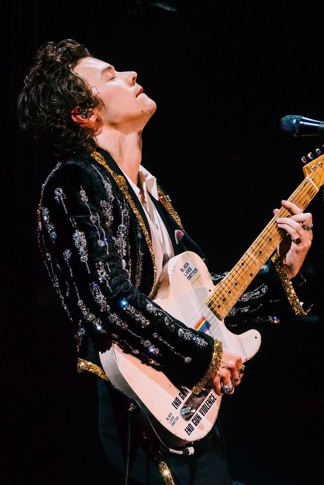 insphiration's tweet photo. Harry is a rockstar 🤩❤️
.
#HARRY #Golden #HarryTo100M #HarryStyles #fine #rockstar #ZAYN https://t.co/VfdPNySTai