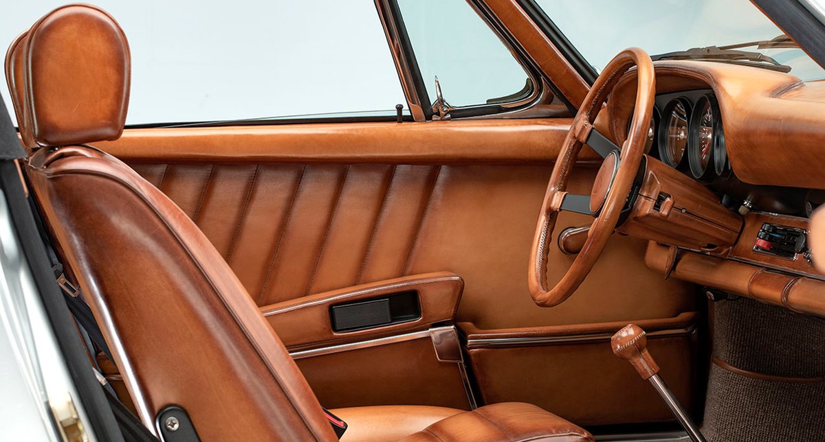 aut0mob's tweet image. #TargaTuesday
The leather interior of this 1964 #Porsche #911S 2.4 #Targa appears to have acquired some 65 years of beguiling patina, but it was in fact recently crafted by the luxury French menswear brand #Berluti

📷Berluti