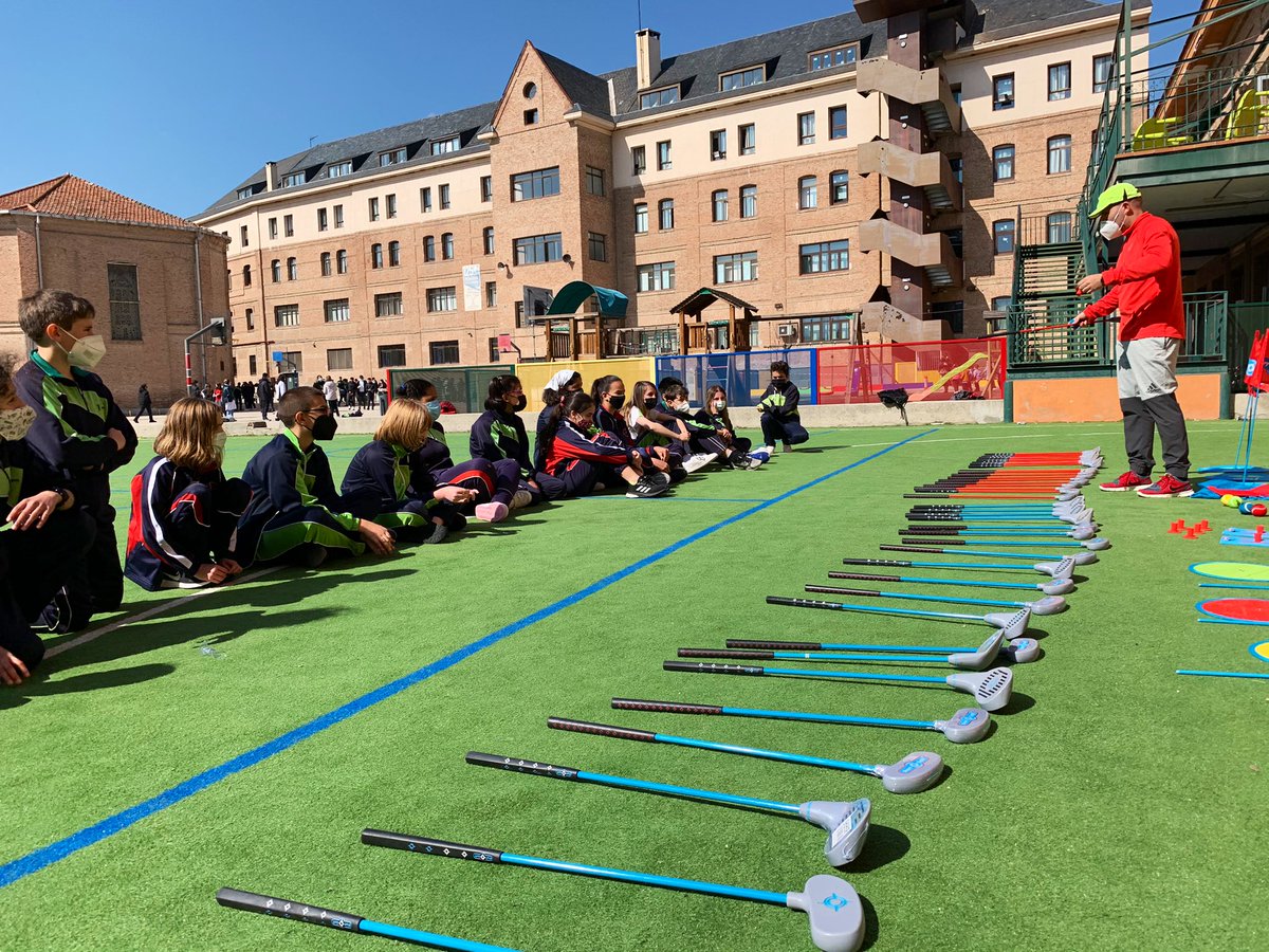 Colegio_StaRita's tweet photo. Enhorabuena al profe José Isidro, que buscó en el Golf un deporte compatible con las medidas del COVID y cuya unidad didáctica hoy es reconocida por la @Fedgolfmadrid que dona el material y el curso de iniciación en pista para nuestros chicos. #TuyYoVivimosEnLaMismaCasa https://t.co/TJTKdZv3z6