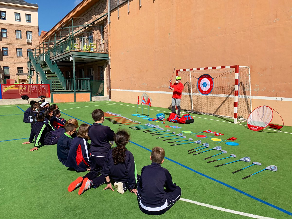 Colegio_StaRita's tweet photo. Enhorabuena al profe José Isidro, que buscó en el Golf un deporte compatible con las medidas del COVID y cuya unidad didáctica hoy es reconocida por la @Fedgolfmadrid que dona el material y el curso de iniciación en pista para nuestros chicos. #TuyYoVivimosEnLaMismaCasa https://t.co/TJTKdZv3z6