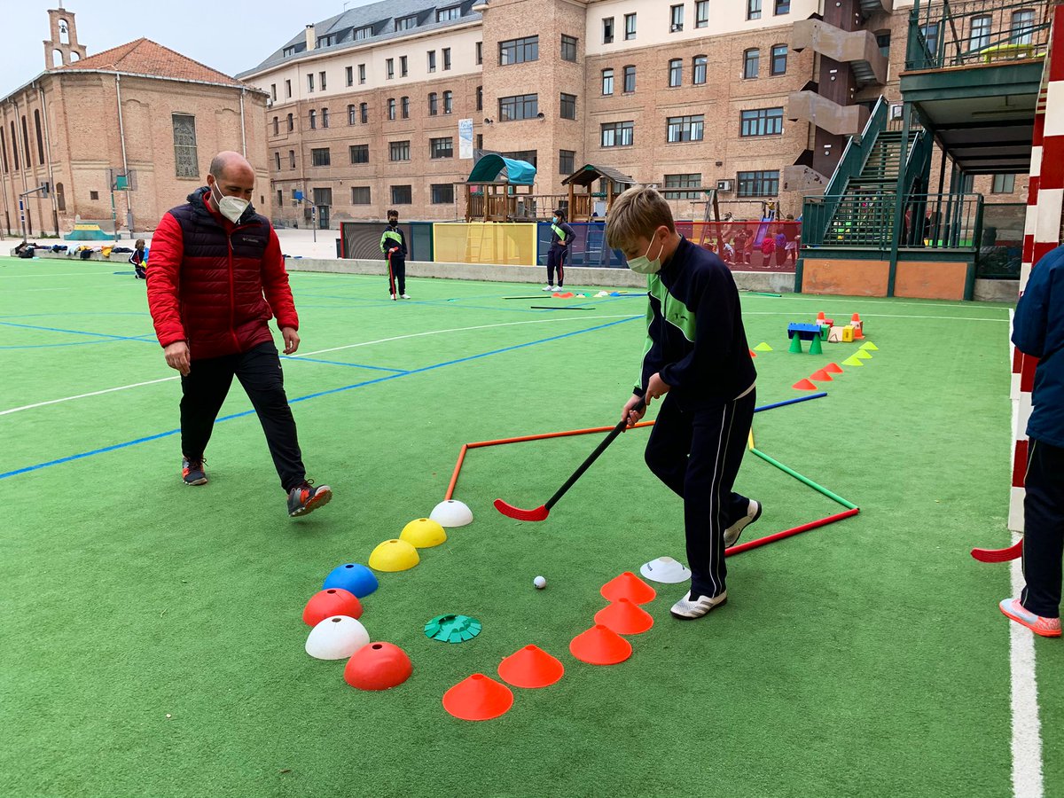 Colegio_StaRita's tweet photo. Enhorabuena al profe José Isidro, que buscó en el Golf un deporte compatible con las medidas del COVID y cuya unidad didáctica hoy es reconocida por la @Fedgolfmadrid que dona el material y el curso de iniciación en pista para nuestros chicos. #TuyYoVivimosEnLaMismaCasa https://t.co/TJTKdZv3z6