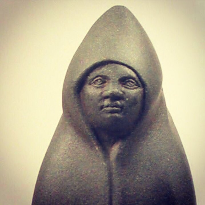 hccstonea's tweet photo. Thick woollen cloaks helped to keep the winter weather at bay, making them very popular with Roman Britons & they were an important British export for centuries. In 796 AD Charlemagne wrote to Offa about them. #wollencloak #romanbritain #hccprojectsvirtualmuseum #hccprojects https://t.co/VBkvhfnRO4