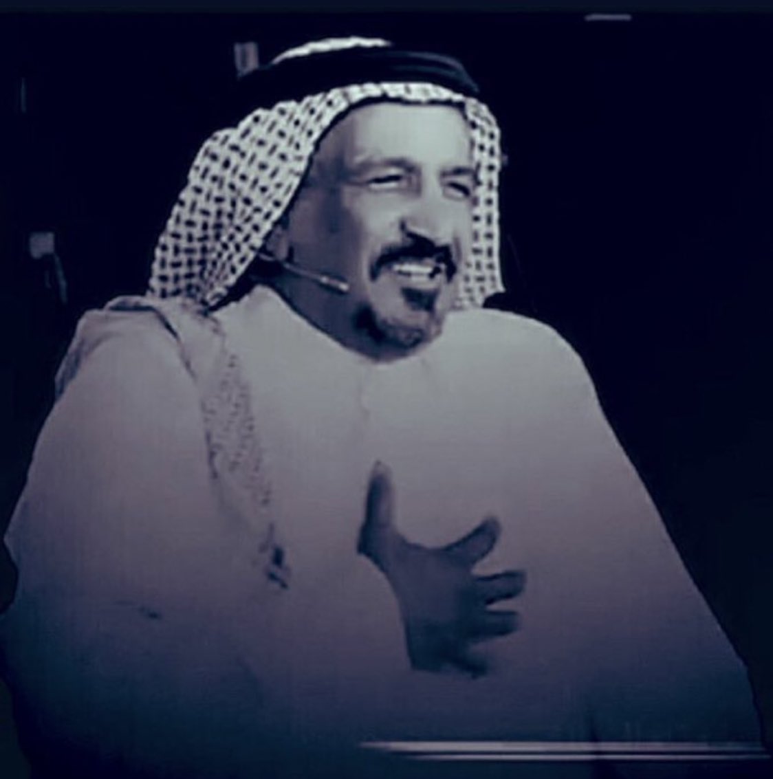r2_502q's tweet photo. نبي  رفيقٍ على  الشدّه  يصافينا
معي  وانا معه  فالسرّا  وفالضرّا

لو انـتزاعـل ما عنـد اقـلوبنا  فينا 
كنّـه يــجينا  الـزعل  وقـلوبـنـا برّا. https://t.co/bP27EqrQtZ