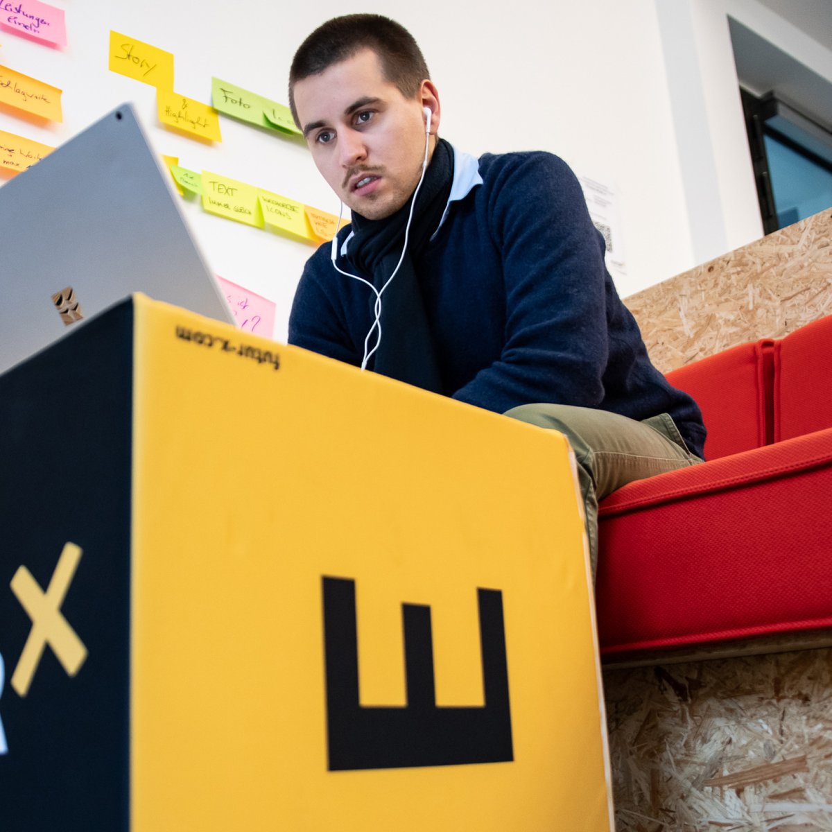 FUTURXGmbH's tweet photo. Hallo, ich bin Magnus. Als Praktikant habe ich die Chance in viele Projekte Einblick zu erhalten und viele Themen mit zu qualifizieren – vom Intralab bis zur HeadBoX, von IoT bis zu Kooperationen. Ich genieße es zu Kochen, Rezepte und neue Zutaten auszuprobieren. #team #fxwho https://t.co/wxPABnNC1i