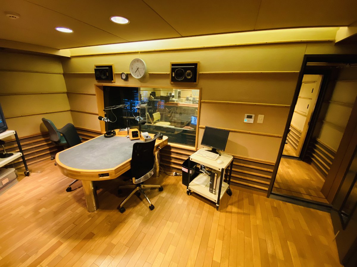 藤原岬 来週kiss Fm Kobeはお引越し という事で13年間毎週喋ってたこのスタジオでオンエアするのは今日がラストでした 思い出しきれないほど思い出が詰まってるなあ お引越し はワクワクするものの さみしいよーーー お世話になりました Dj