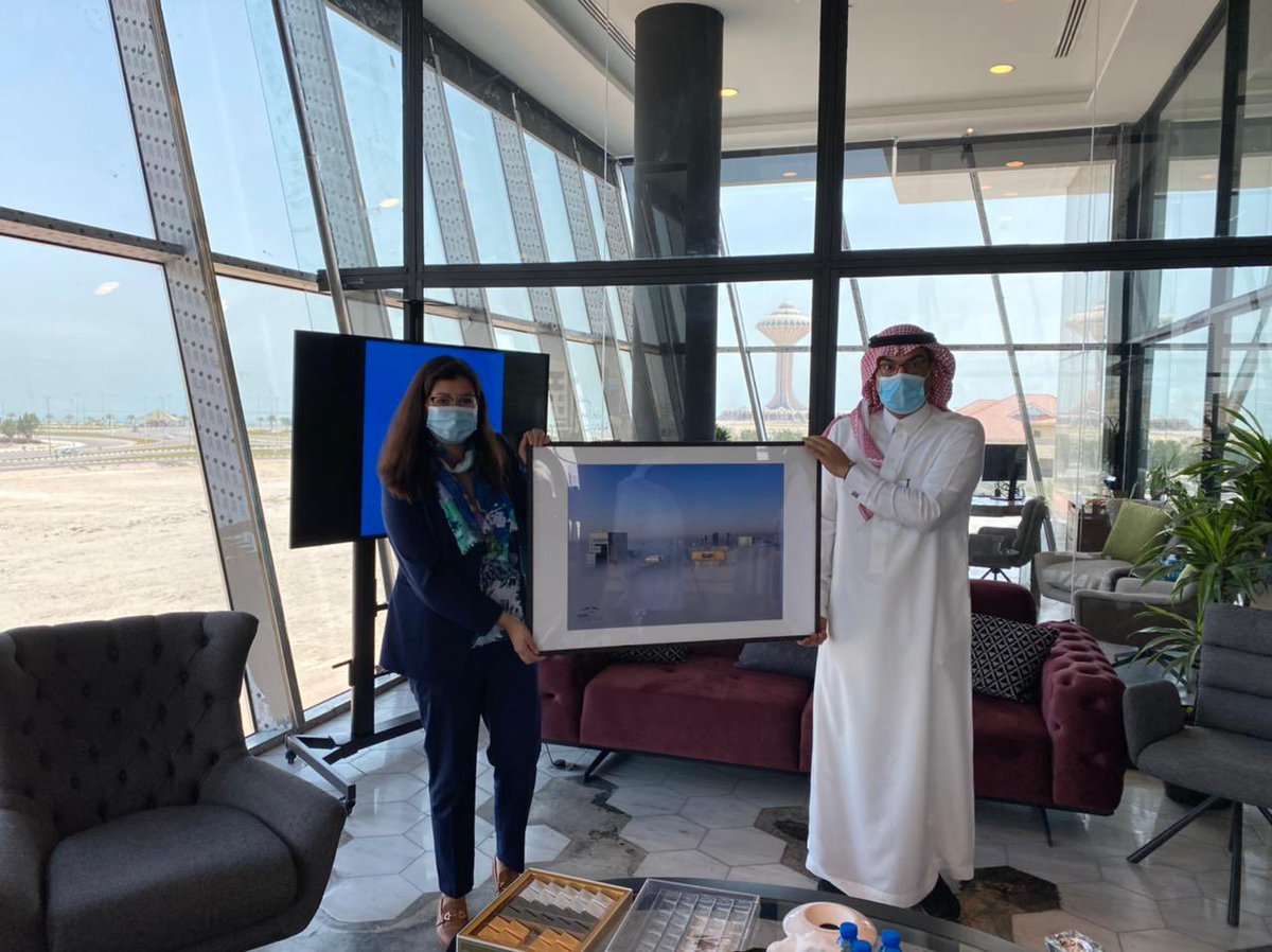 Sharqiya_Voice's tweet photo. زار الملحق التجاري الأمريكي السيدة تتيانا اغيري المقر الرئيسي لشركة @dronesolu
في الخُبر ، 
حيث استقبلها أ.عبدالعزيز العنزي المدير التنفيذي للشركة، الذي صحبها في جولة على أقسام الشركة وأطلعها على أحدث التجهيزات، وتم منح الملحق التجاري شهادة تدريبية في مجال الدرون من قبل الشركة. https://t.co/mdU0RbCFK7