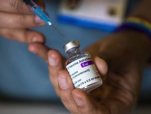 ElParlantepy's tweet photo. 💉🇵🇾 Este martes arranca la jornada de vacunación con la AstraZeneca a personal de salud. 70 vacunatorios están habilitados para el efecto. 

👉🏻 Las 36.000 dósis de la vacuna AstraZeneca llegaron a través del mecanismo Covax. 

#ElParlantepy https://t.co/ET7cPSDd5z