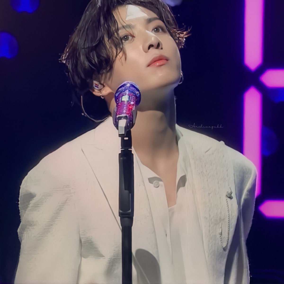 Jungkook_SNS's tweet photo. [RECORD]

Jungkook extends his record as the LONGEST charting Kpop idol with #1 &amp; #2 longest charting solos, Euphoria (57 weeks) &amp; My Time (54 weeks)✨ https://t.co/ExukjIHGov