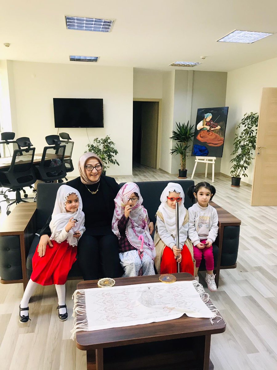 SelmaBicek's tweet photo. @vanbuyuksehirbb @tcvanvaliligi @valibilmez Kadın ve Aile Hizmetleri Daire Başkanlığımız’ın bünyesinde bulunan kreşimizdeki öğrencilerimizden “Yaşlılar Haftası” etkinliği.☺️🧿🥰   @emineerdogan @zehrazumruts @valibilmez @meralblmz https://t.co/ziadJibAAm