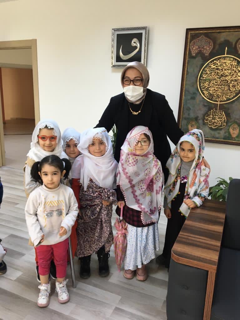 SelmaBicek's tweet photo. @vanbuyuksehirbb @tcvanvaliligi @valibilmez Kadın ve Aile Hizmetleri Daire Başkanlığımız’ın bünyesinde bulunan kreşimizdeki öğrencilerimizden “Yaşlılar Haftası” etkinliği.☺️🧿🥰   @emineerdogan @zehrazumruts @valibilmez @meralblmz https://t.co/ziadJibAAm