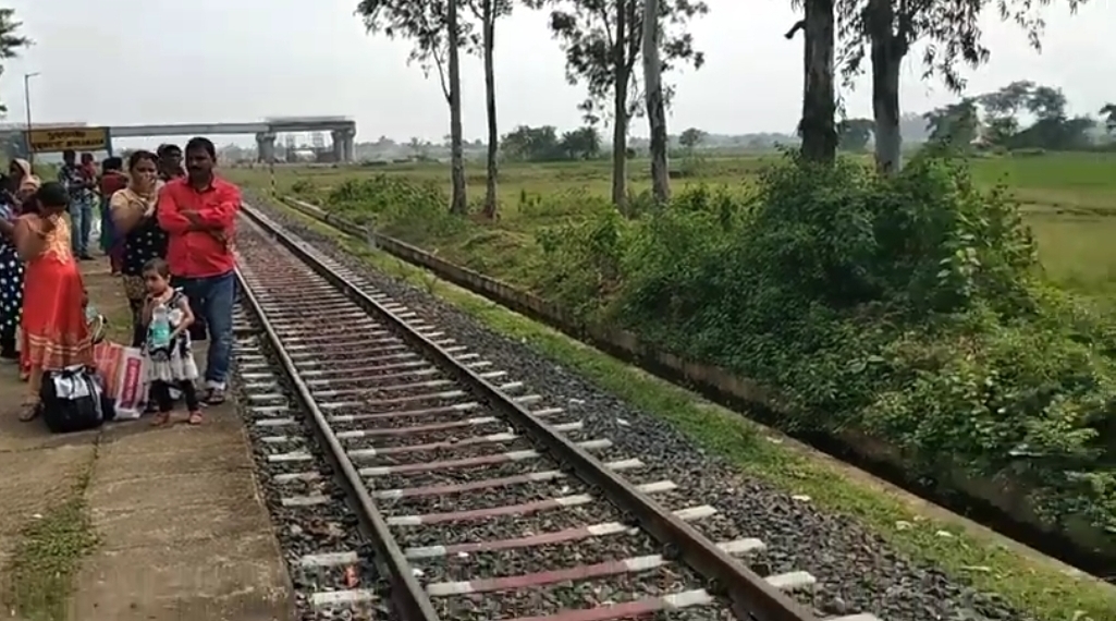 OdishaRail's tweet photo. @OfficeOfNG @NHAI_Official @drmkgp
Please expedite the #ROB work near #Buramara on NH-5.
It is yet to be completed.
cc @CTOdisha https://t.co/oWjsftg4gG