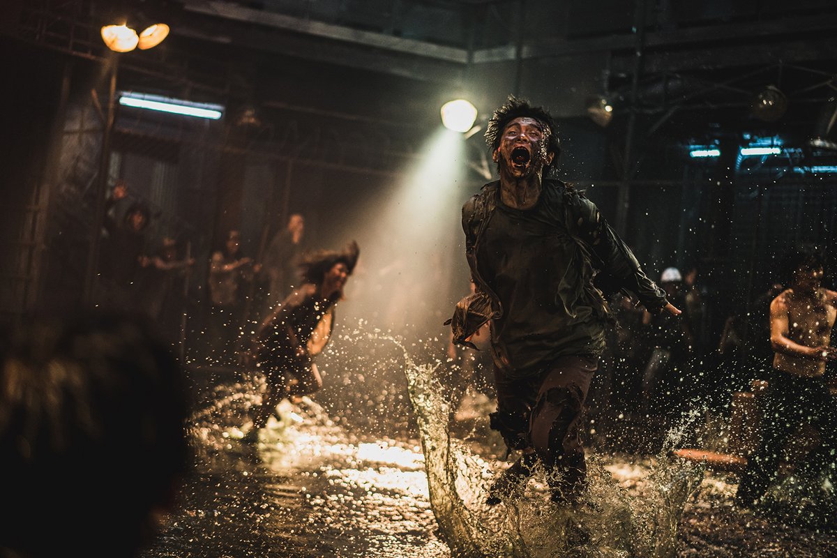 QCChamberi's tweet photo. Hoy a las 19:40h los zombies invaden @CineYelmo
Palafox Luxury con el preestreno exclusivo de #PENINSULA en el marco de la #QuincenaCineChamberí 🧟‍♀️🧟🧟‍♂️

¡No os quedéis sin vuestras entradas a precio reducido!

🎟️🎟️ https://t.co/p57ekvwvLC 🎟️🎟️ https://t.co/kZGV9XlMfY