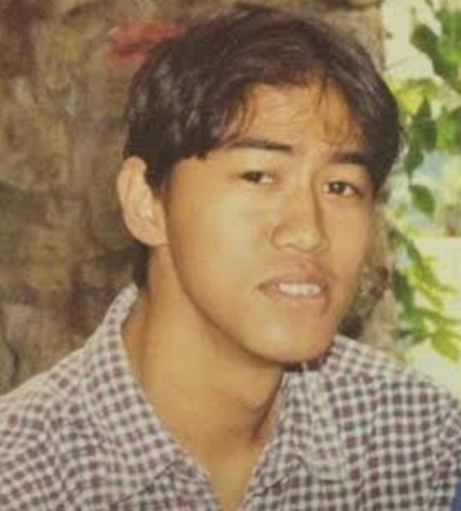 pandji's tweet photo. Reply tweet ini dgn foto orang yg mukanya mirip dgn foto muka gue jaman kuliah ini. https://t.co/w9WJH3iX8P