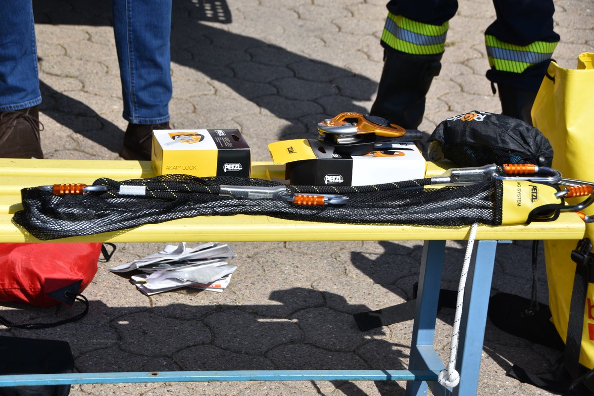 🚒 Des de l'Ajuntament de Sant Feliu de #Guixols fem una donació de material al Parc de <a href="/bomberscat/">Bombers</a> de la Vall d'Aro perquè tinguin accés a la via ferrada de la Cala del Molí.
👉 A l'acte hi han assistit l'alcalde <a href="/carlesmotas/">Carles Motas López</a>
 i el regidor d'Esports <a href="/DavidOliveras_8/">David Oliveras Sala</a>.