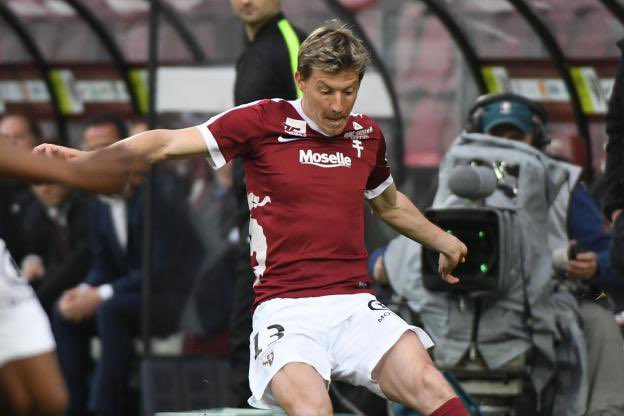 Les deux joueurs qui se cachent derrière ces carrières sont 
Grégory Proment et Franck Signorino