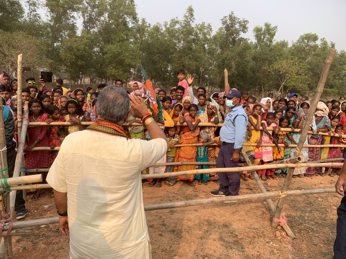 DilipGhoshBJP's tweet image. Snapshots from the Bandwan helipad, Purulia. We will emerge victorious with a colossal mandate.

#LokhhoSonarBangla