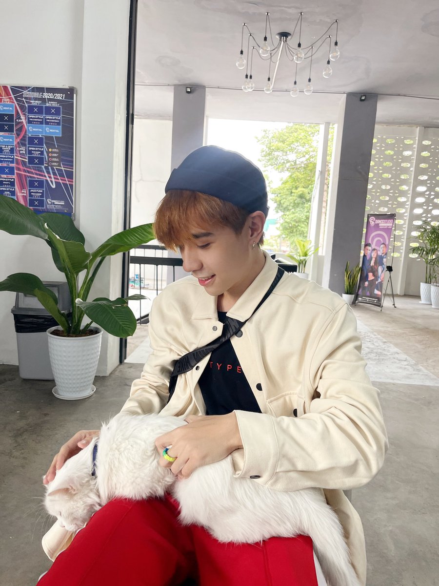 QH_MasterD's tweet photo. Có một chú mèo ở phòng tập nhảy 😹
Hôm nay Muzik🐼 như thế nào , có mệt không , thi cử có tốt không , công việc có ổn không 🤗💙
#quanghungmasterd https://t.co/EWUFo2tO0v